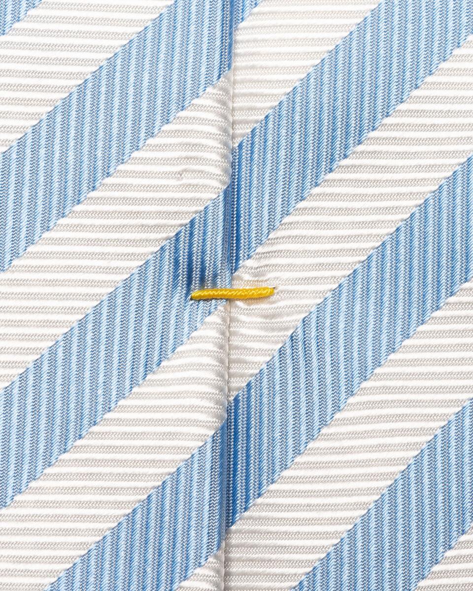 Hellblau gestreifte Seidenkrawatte