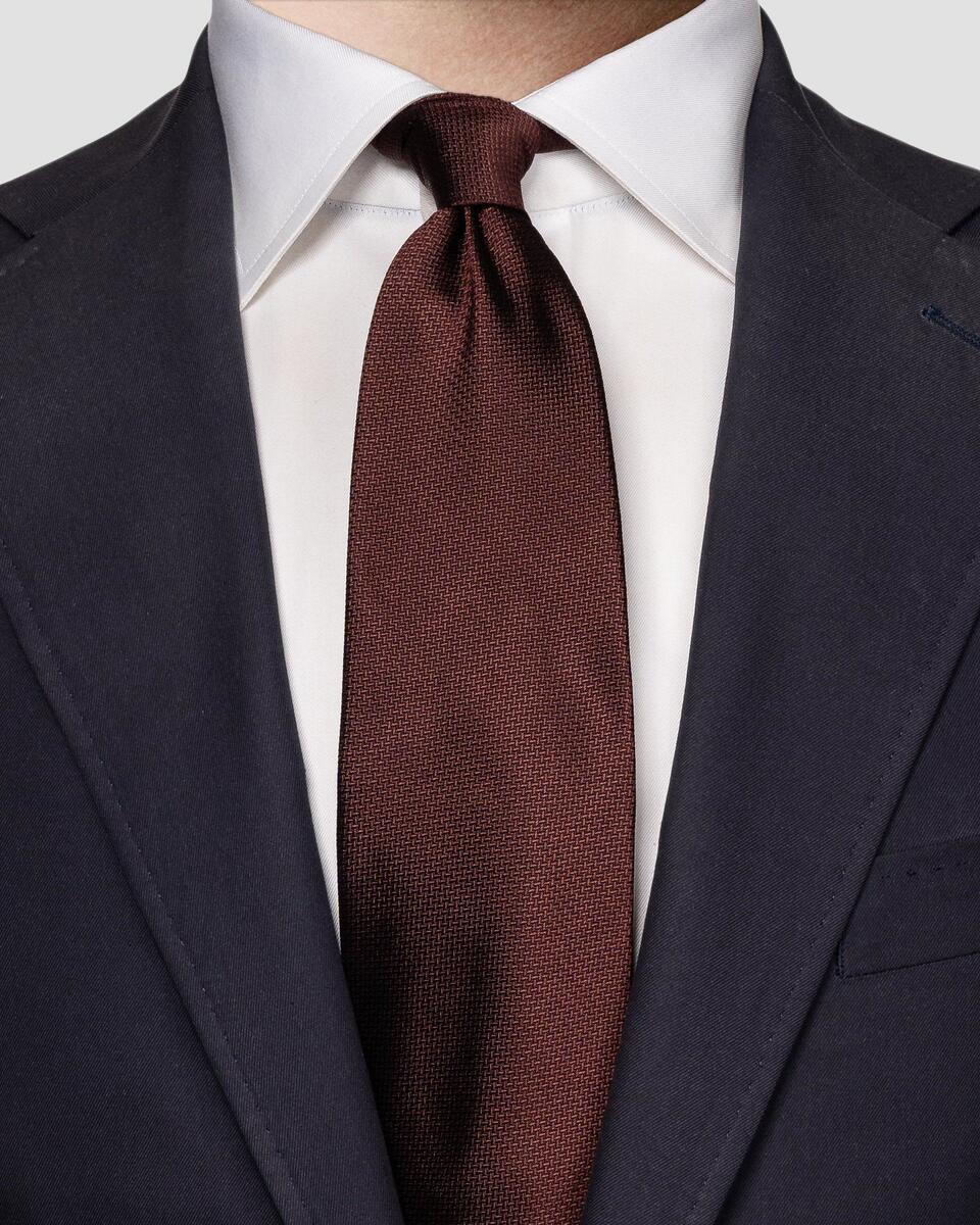 Dunkelrote einfarbige Krawatte aus gewebter Seide