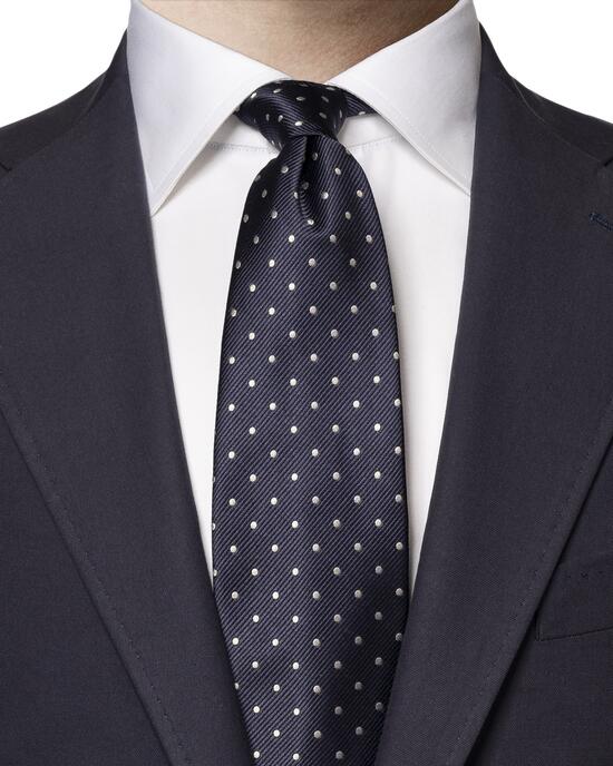 Marineblaue Seidenkrawatte mit Punkten